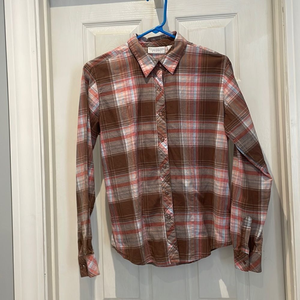 Wrangler pearl snap button down shirt SZ medium